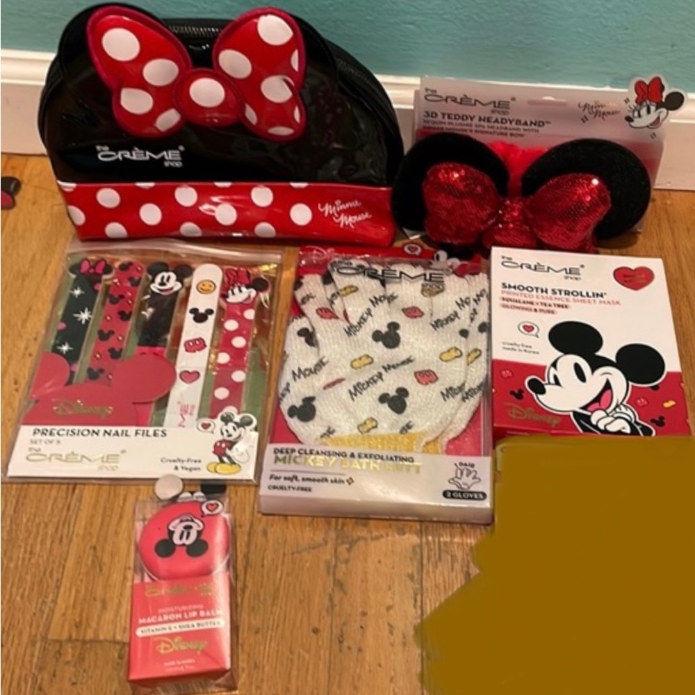 NWT limited edition Minnie Mouse x the Crème shop 6 piece red bundle